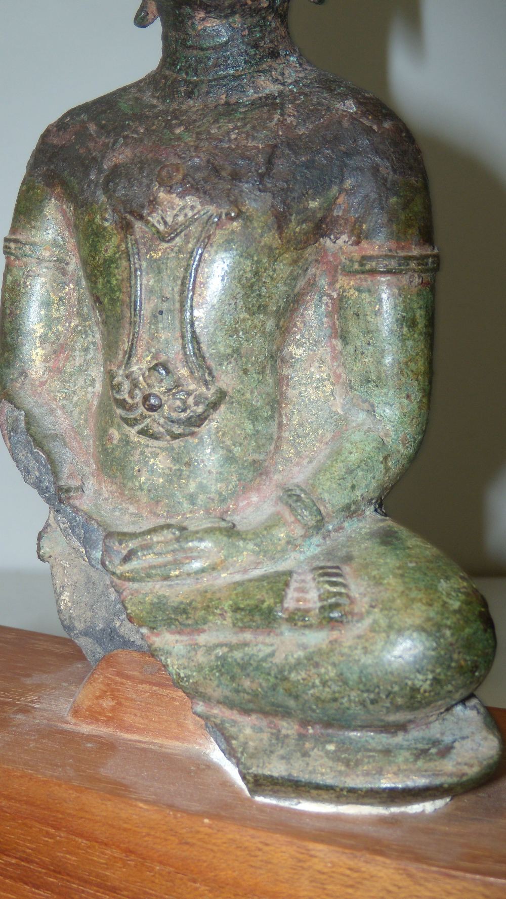 A 16th/17th century bronze Buddha from Ayuthia, Thailand, 20cm (8 in) high  A lable on the wood - Image 4 of 4