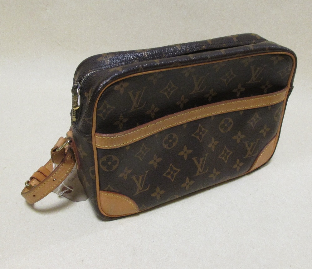 A Louis Vuitton Monogram canvas and leather messenger bag, 18 x 27 x 7cm