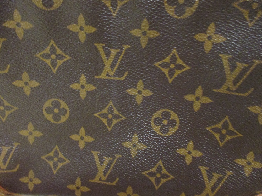 A Louis Vuitton Monogram canvas and leather messenger bag, 18 x 27 x 7cm - Image 3 of 3