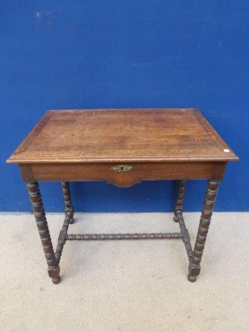 An Edwardian oak desk/dressing table with rising lid and an internal mirror raised on a bobbin