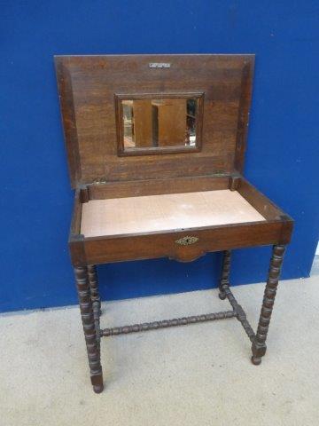 An Edwardian oak desk/dressing table with rising lid and an internal mirror raised on a bobbin - Image 2 of 2