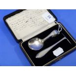 A George V silver Spoon and Pusher Set, by Arthur Price & Co, hallmarked Birmingham, 1928, in fitted