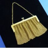 A 9ct. yellow gold mesh Evening Purse, with solid frame and twist ball clasp, and oblong link