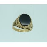 A Gentleman's 9ct yellow gold Signet Ring, of oval form, the centre set with an onyx, the