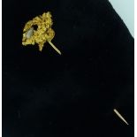 A Stickpin, the finial with gold nugget and small piece of white quartz, total weight, 4.3g.