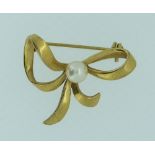 A 9ct yellow gold bow Brooch, set cultured pearl, together with a yellow gold leaf brooch, marked