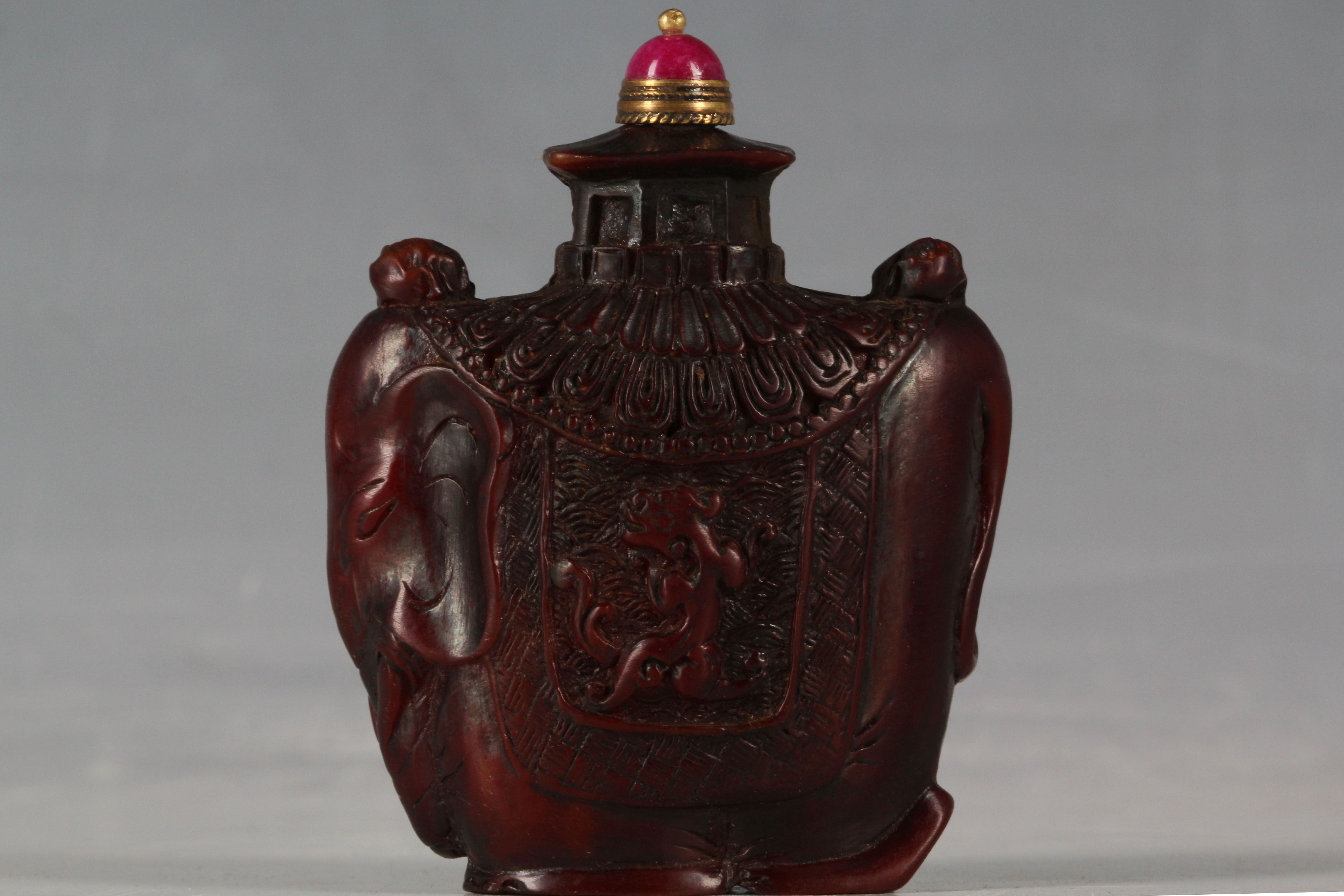 A Chinese snuff bottle, carved in the form of an elephant with howdah and banner of dragons, 7cm H. - Image 3 of 4