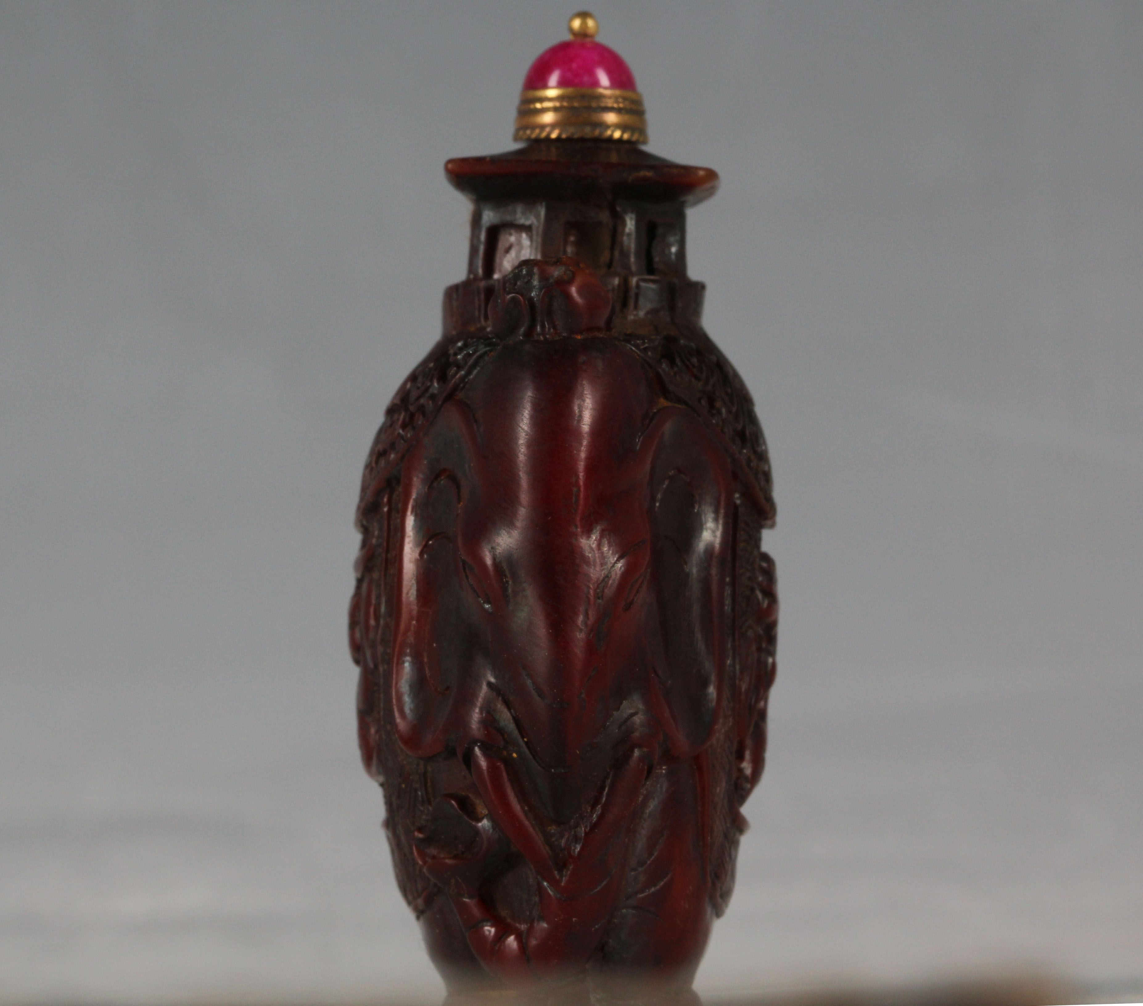 A Chinese snuff bottle, carved in the form of an elephant with howdah and banner of dragons, 7cm H. - Image 2 of 4