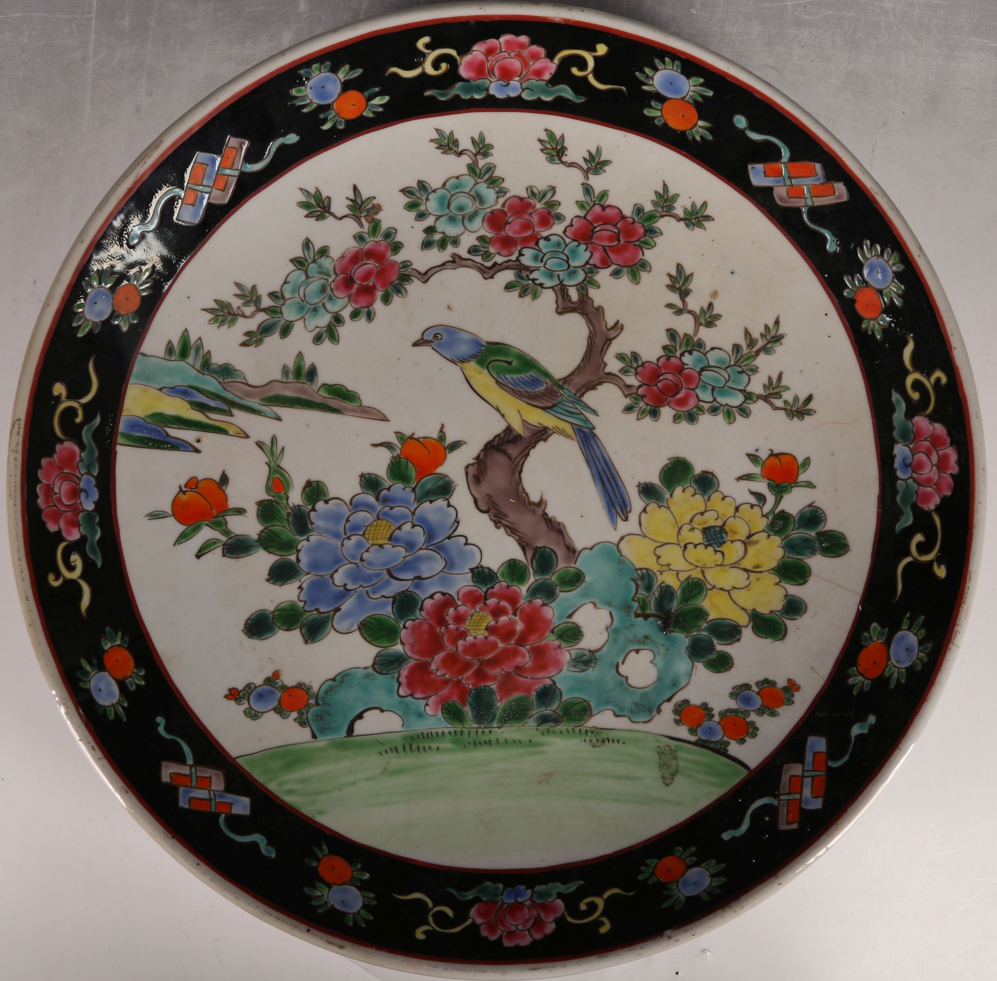 Two large famille noire dishes, one with a bird among flowers, the other with a flower bouquet, 40 / - Image 4 of 5