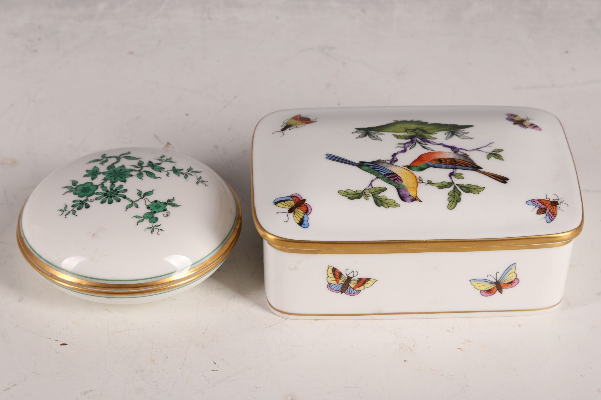 A Herend porcelain rectangular box and cover, hand-painted with birds and butterflies, and a - Image 2 of 4