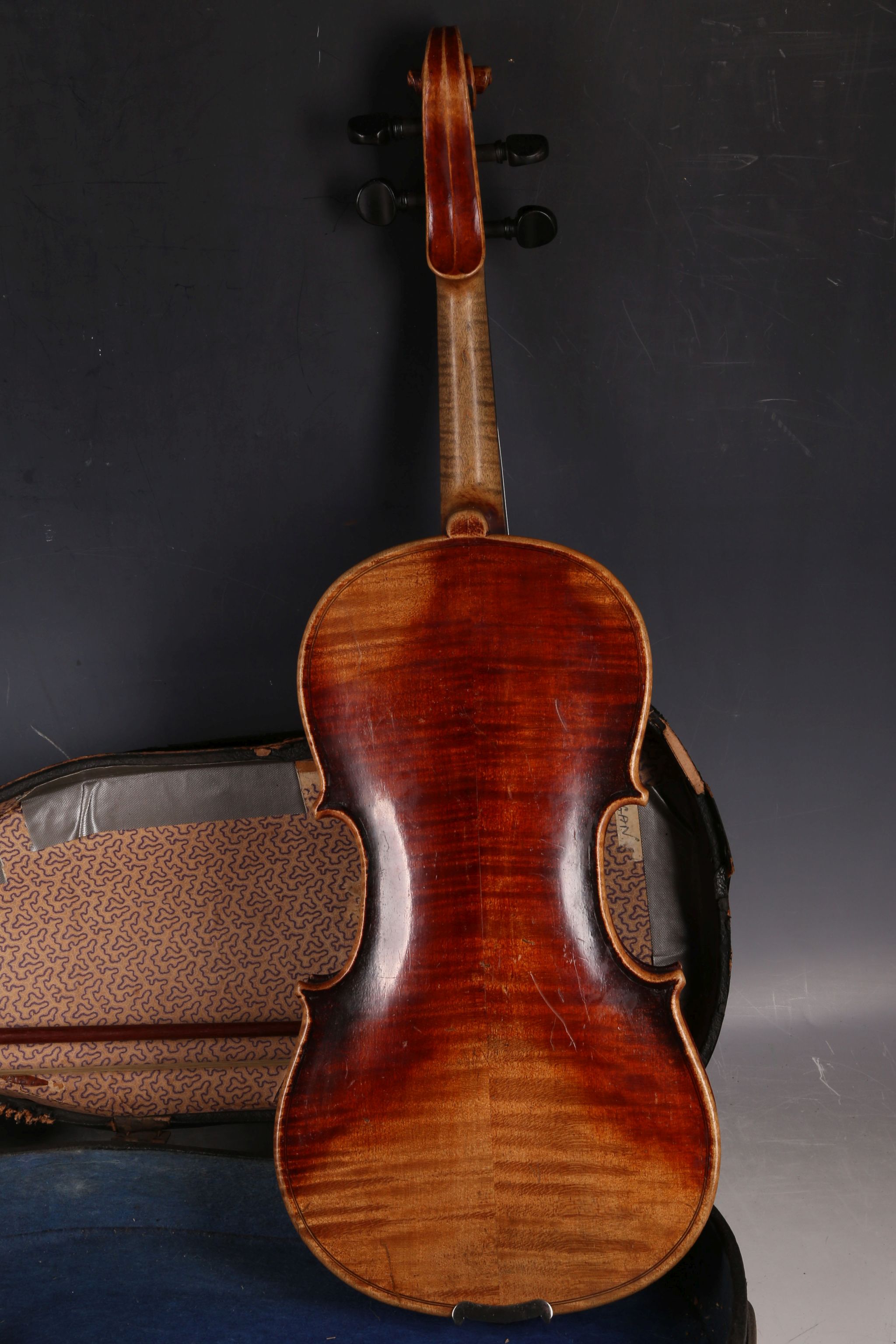 Gebruder Wolff violin, mahogany, two-piece 12¾" back, Creuznach label, case and bow. - Bild 3 aus 3