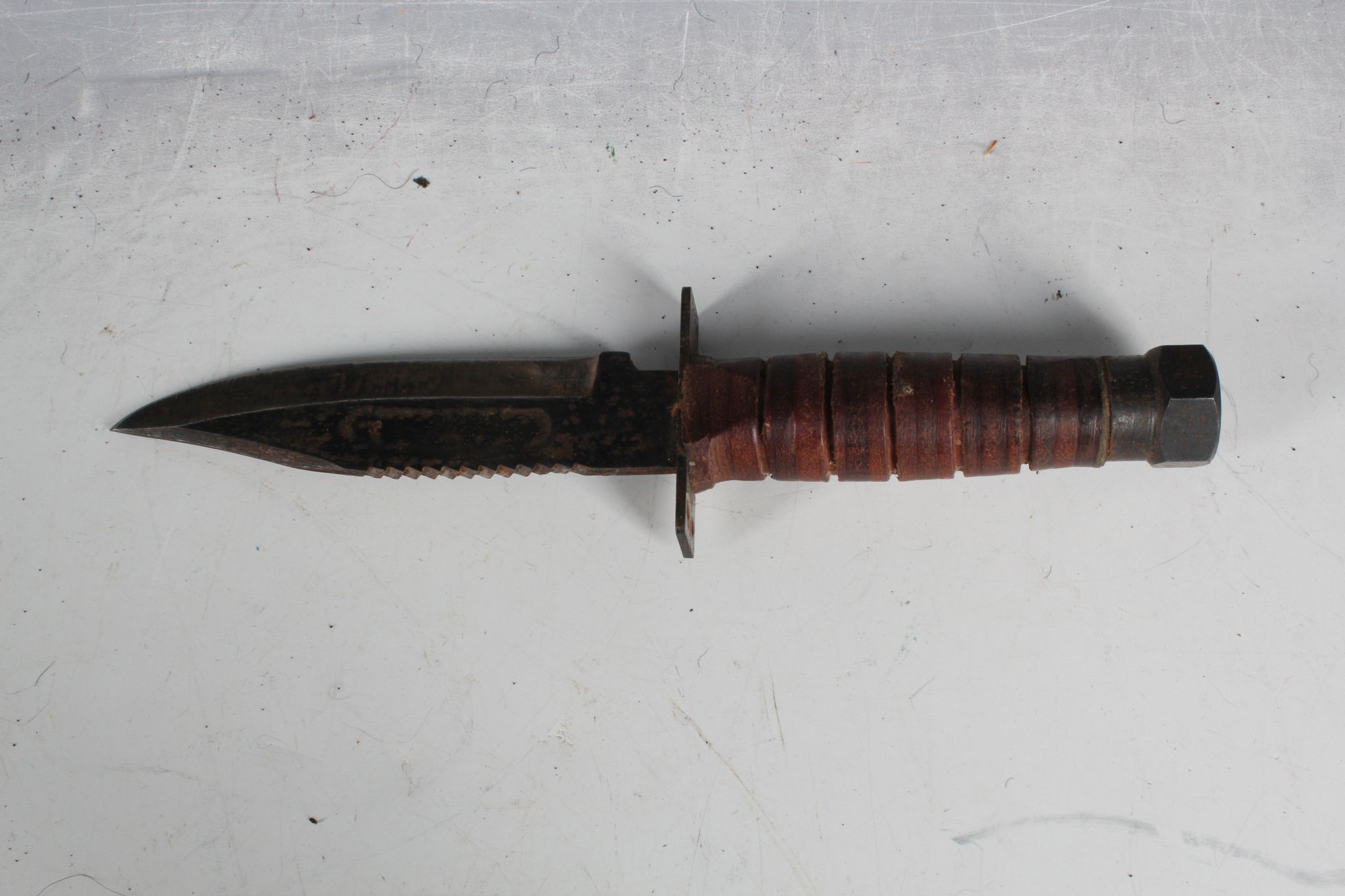 Camillus fighting knife / dagger, bolt finial, leather washer grip, saw back, 13cm blade and leather - Image 3 of 3