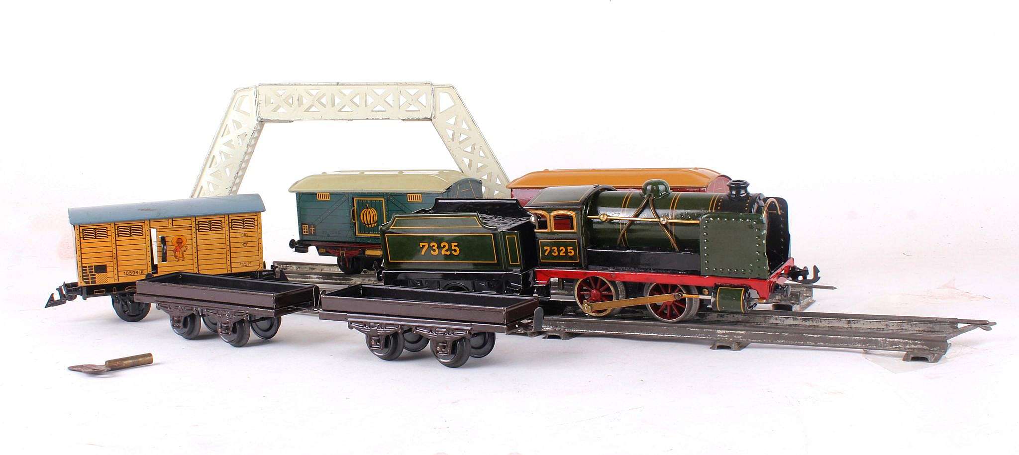 A. Distler J.D.N. boxed 0' gauge clockwork train set, locomotive and tender 7325, with two - Image 3 of 5