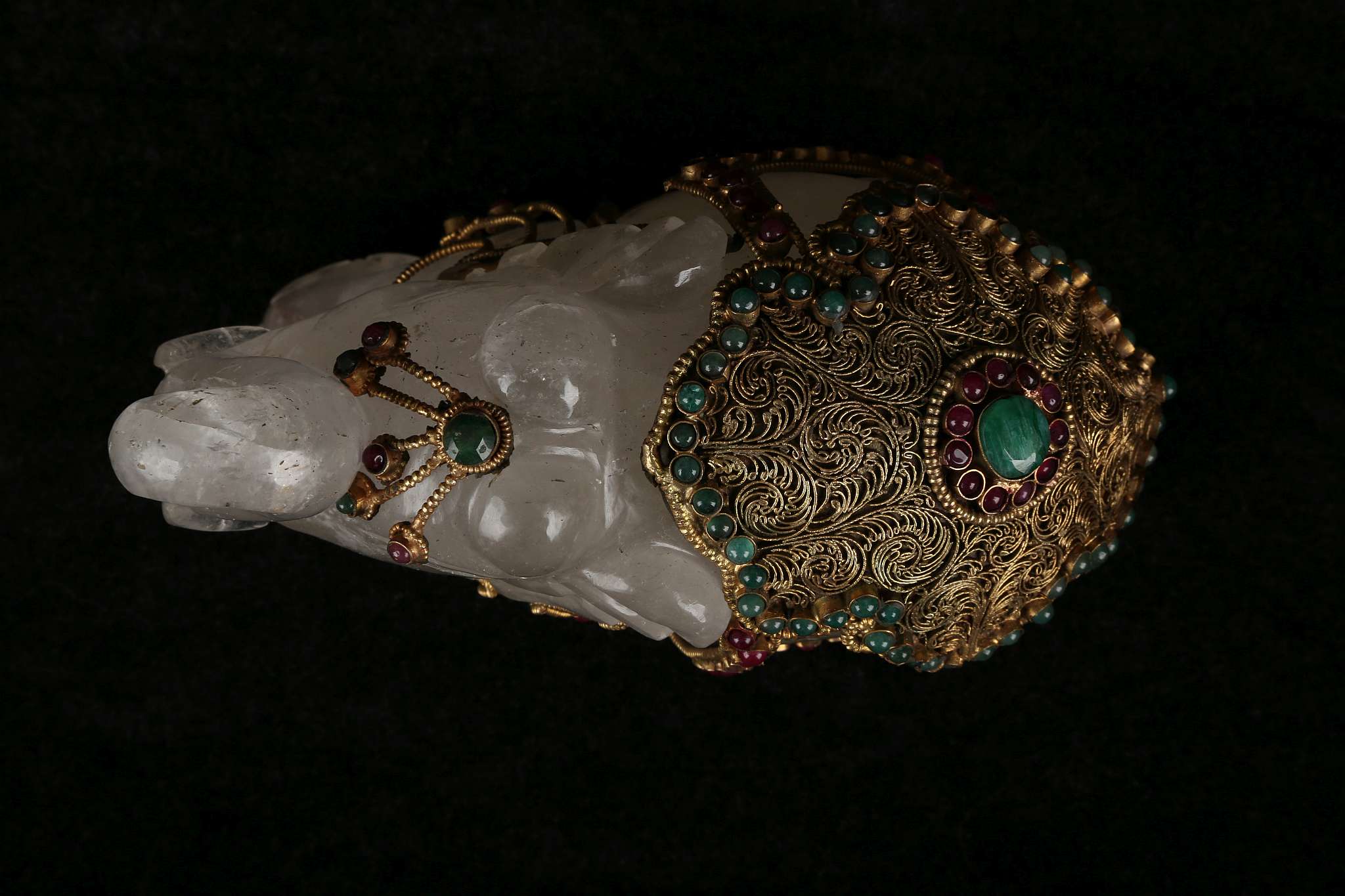 A ROCK CRYSTAL ELEPHANT. 
Nepal, 19th / 20th Century. 
Decorated with gilt copper filigree inlaid - Image 6 of 7