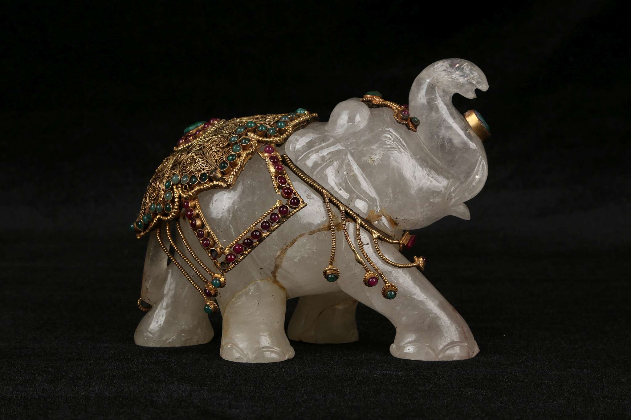 A ROCK CRYSTAL ELEPHANT. 
Nepal, 19th / 20th Century. 
Decorated with gilt copper filigree inlaid - Image 2 of 7