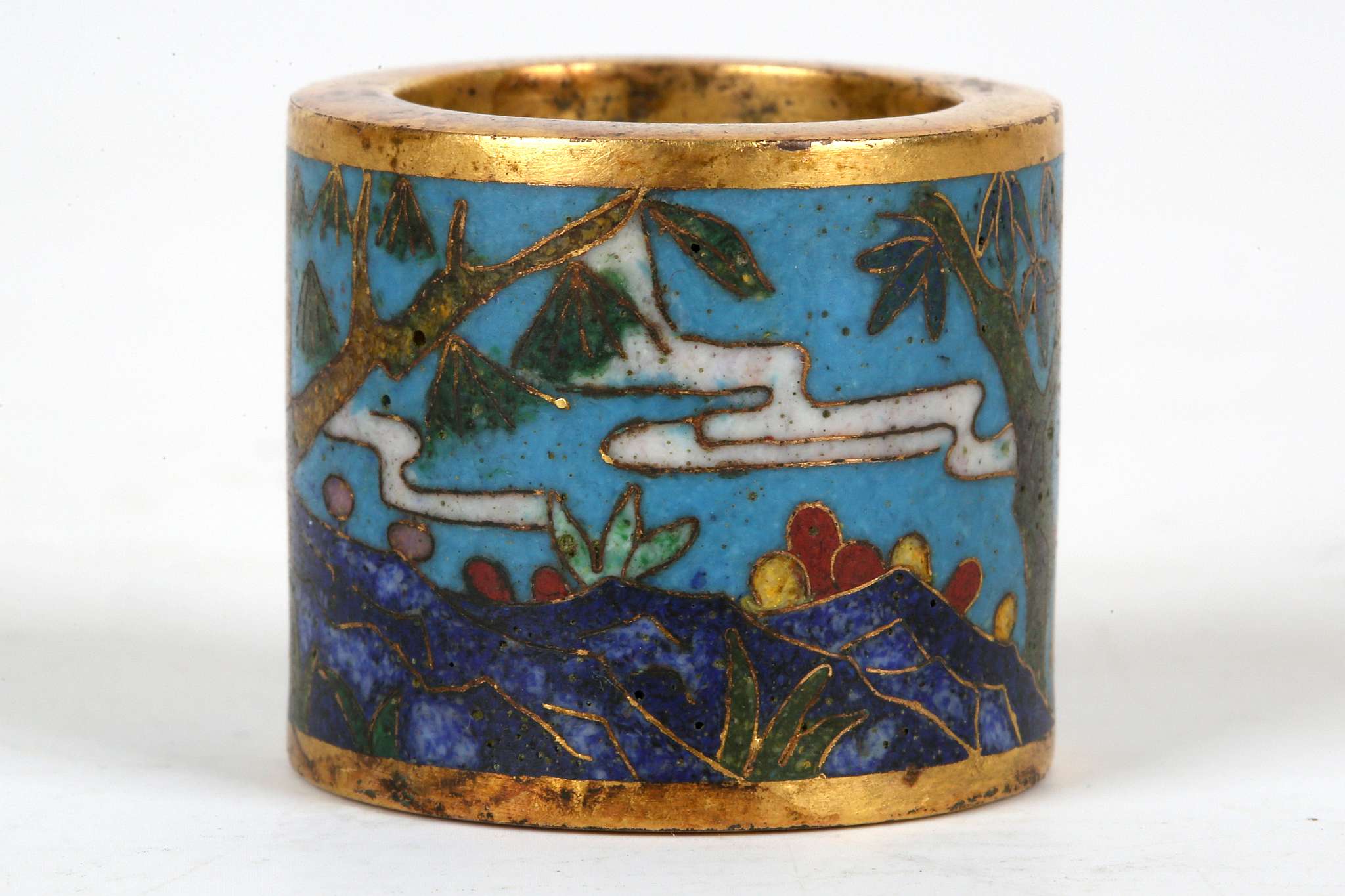 A CHINESE CLOISONNÉ ENAMELLED ARCHER’S RING. 
Qing Dynasty, 18th C. 
The exterior decorated with a