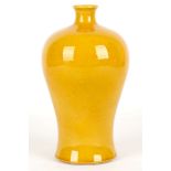 A CHINESE MONOCHROME YELLOW MEIPING VASE. 
19th / 20th Century. 
25.5cm H. 
19/20世纪 单色黄釉梅瓶