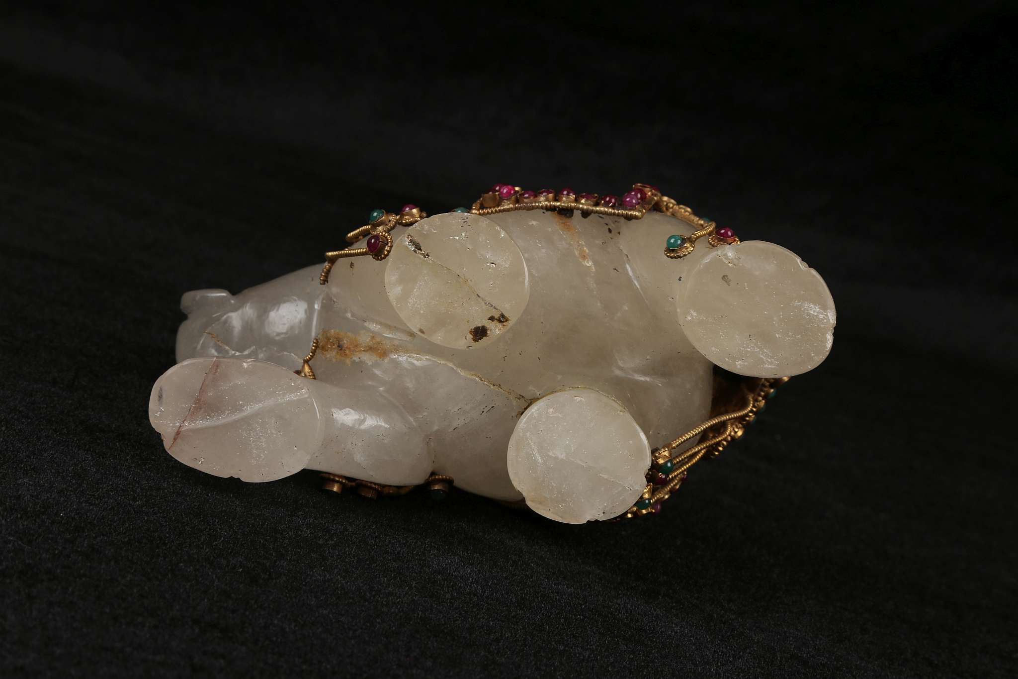 A ROCK CRYSTAL ELEPHANT. 
Nepal, 19th / 20th Century. 
Decorated with gilt copper filigree inlaid - Image 7 of 7