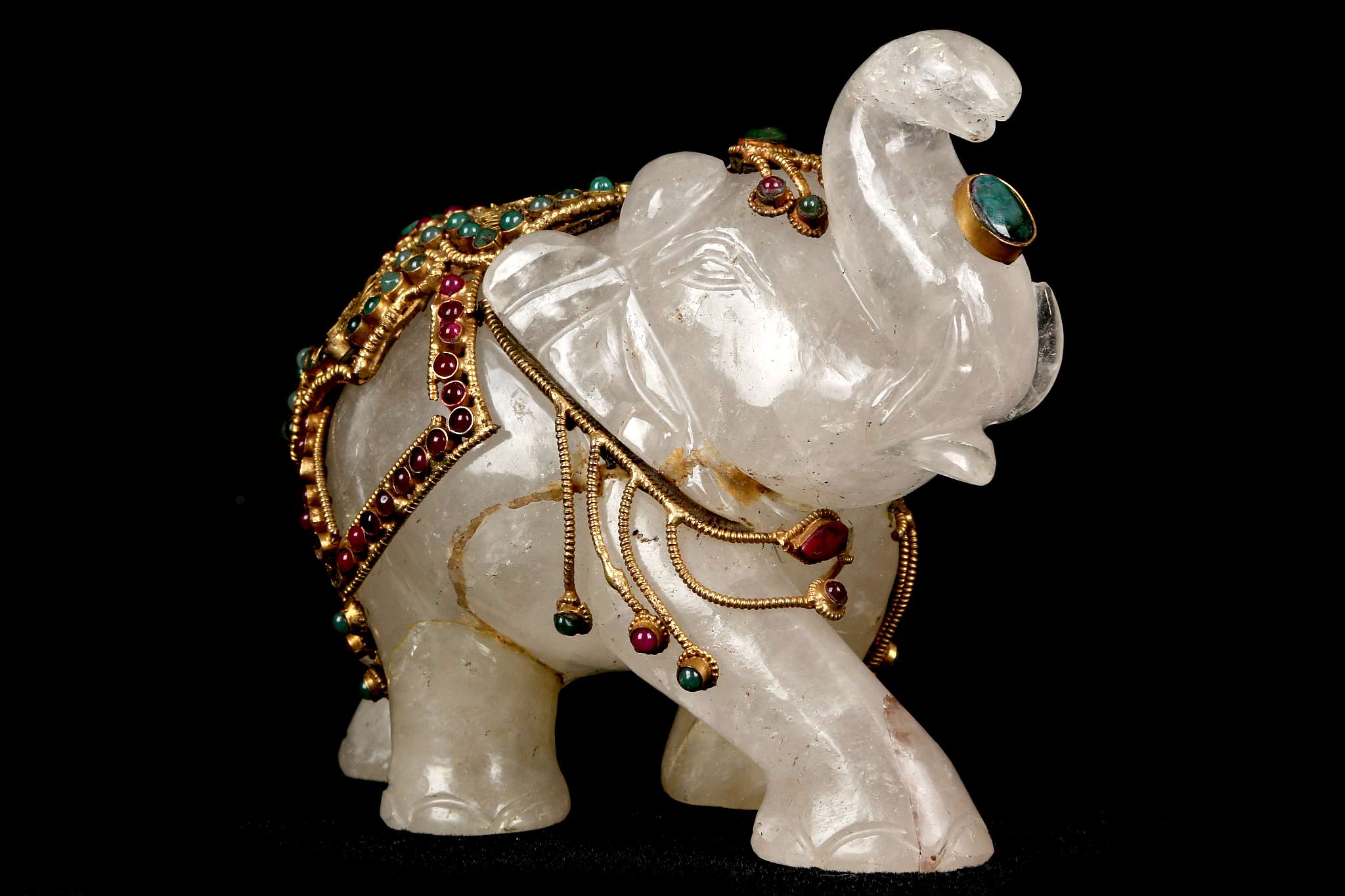 A ROCK CRYSTAL ELEPHANT. 
Nepal, 19th / 20th Century. 
Decorated with gilt copper filigree inlaid