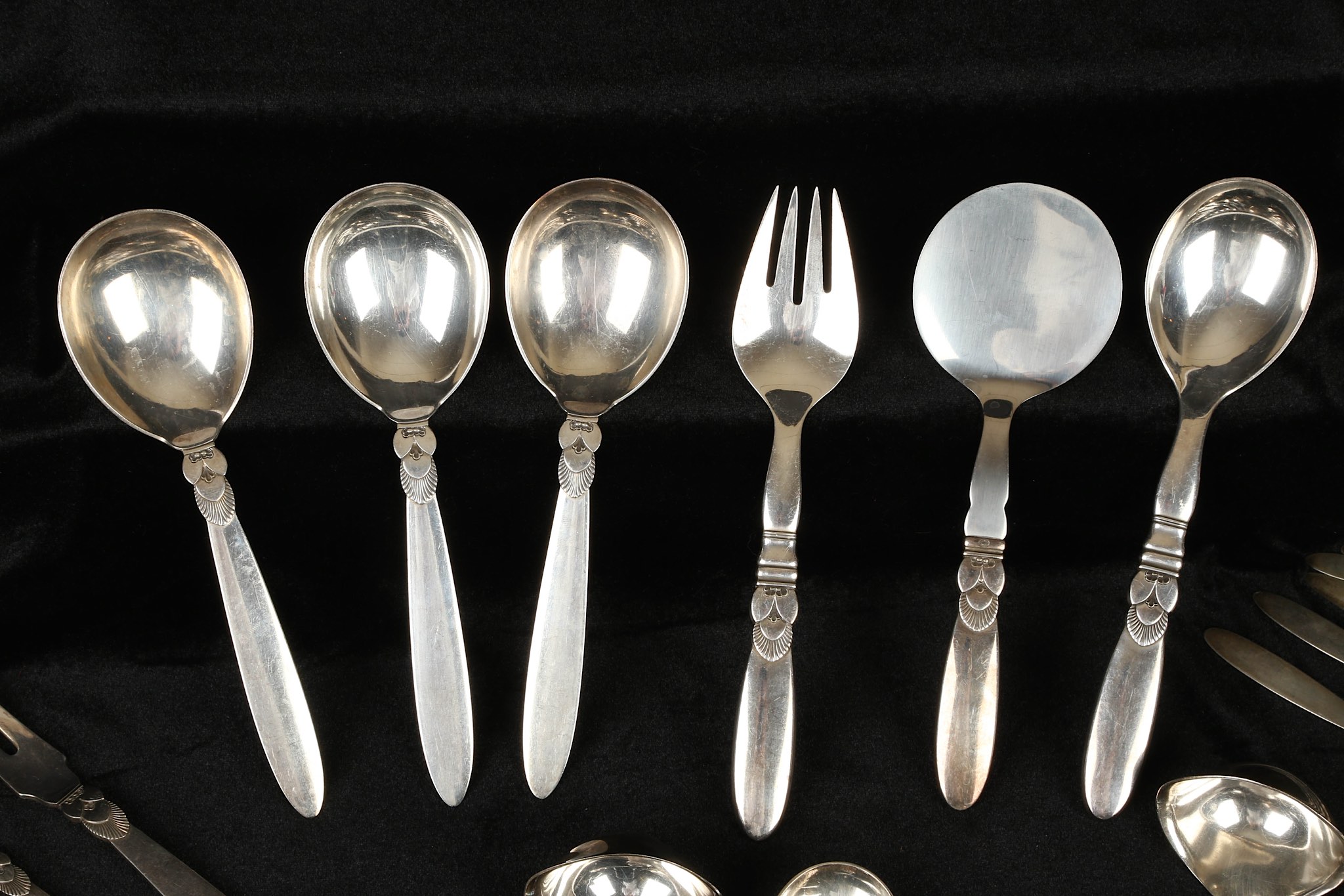 A selection of Georg Jensen sterling silver cutlery, 'KAKTUS' pattern, consisting of 8 dinner - Image 2 of 4