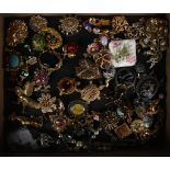 A quantity of good 1970-80 style costume jewellery to include brooches, pendant,etc (Qty)