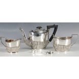 An Edwardian silver bachelor tea set, Queen Anne pattern, Birmingham 1906, and earlier, 469grs gros