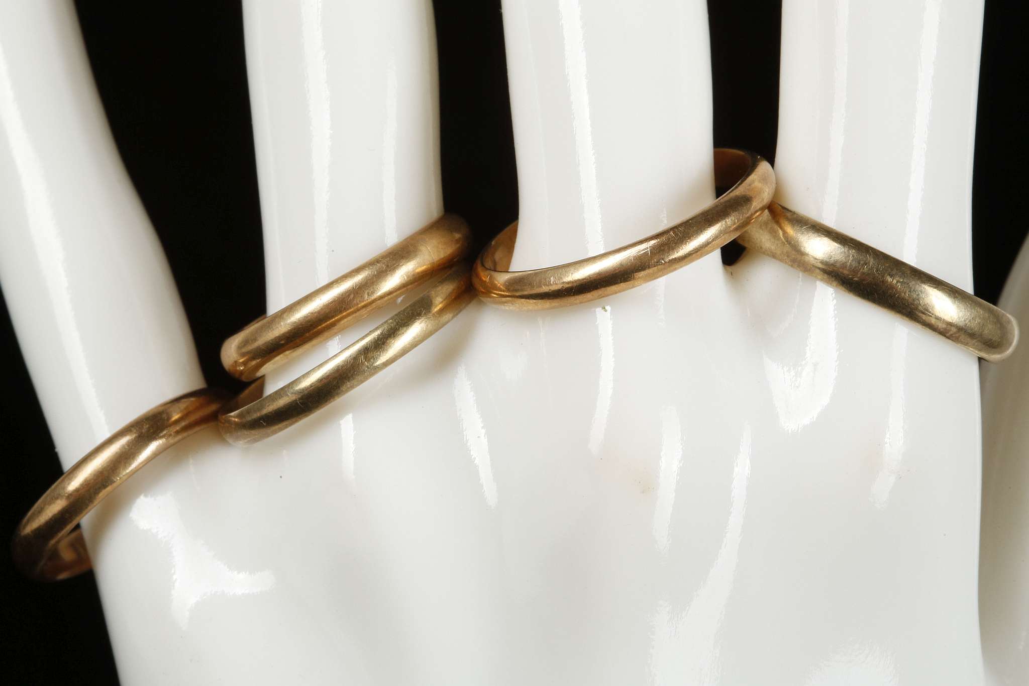 Five 14ct gold wedding bands, 17g