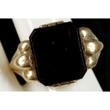 An antique 14ct gold and black onyx ring, with rib