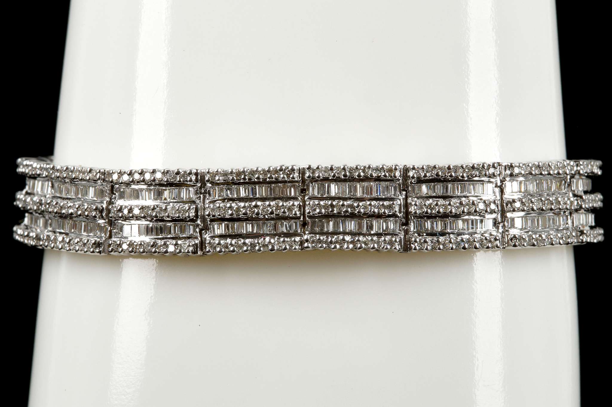 An 18ct white gold and diamond articulated bracele
