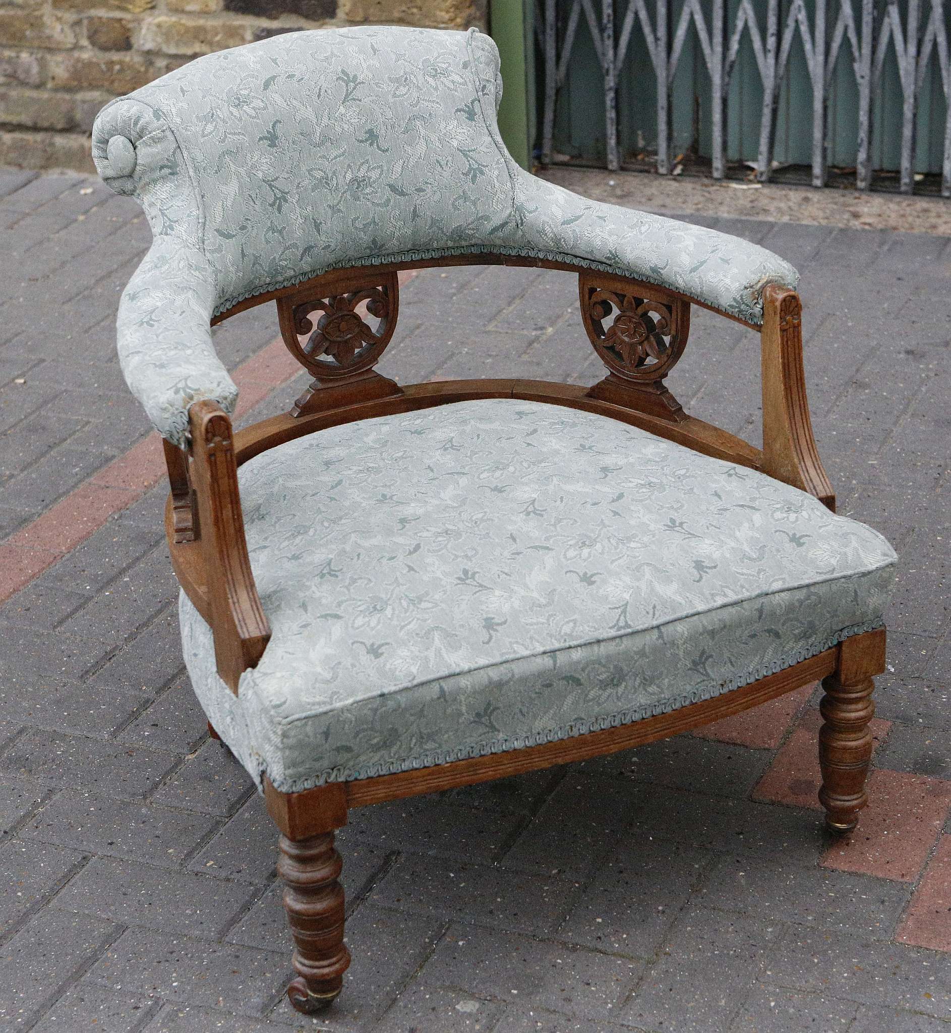 A late Victorian mahogany framed chaise lounge and two matching armchairs - Image 3 of 4