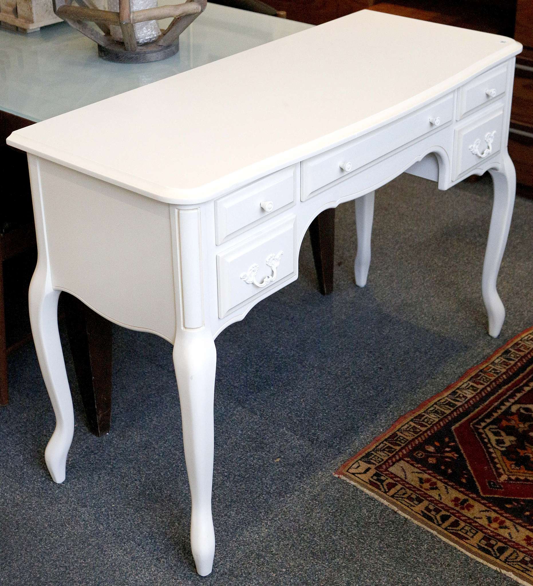 A contemporary 5 drawer dressing table, cabriole l