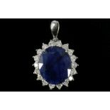 A sapphire and diamond pendant set in 18ct white gold, 9,24ct of sapphire and 0.85cts of diamonds