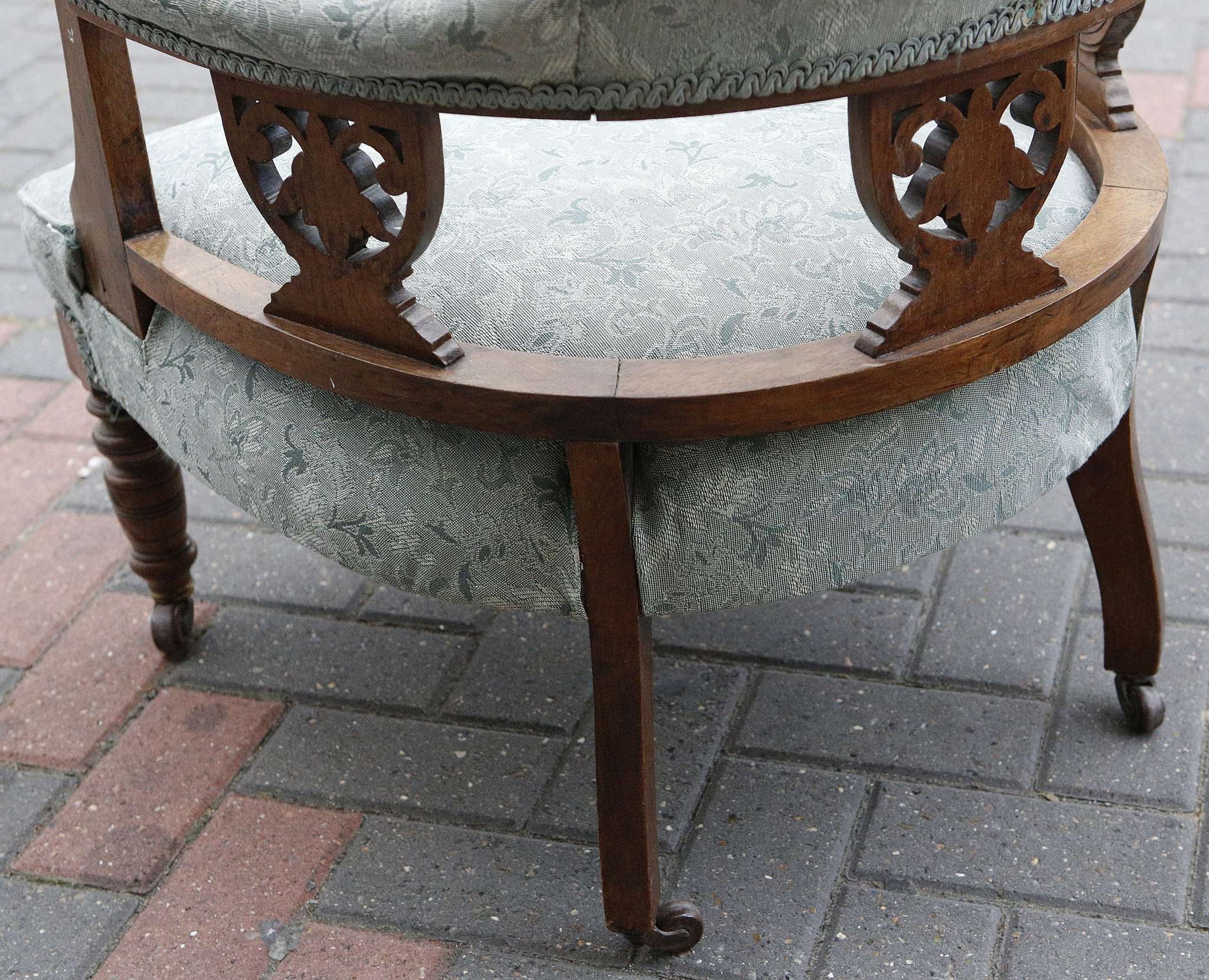 A late Victorian mahogany framed chaise lounge and two matching armchairs - Image 4 of 4