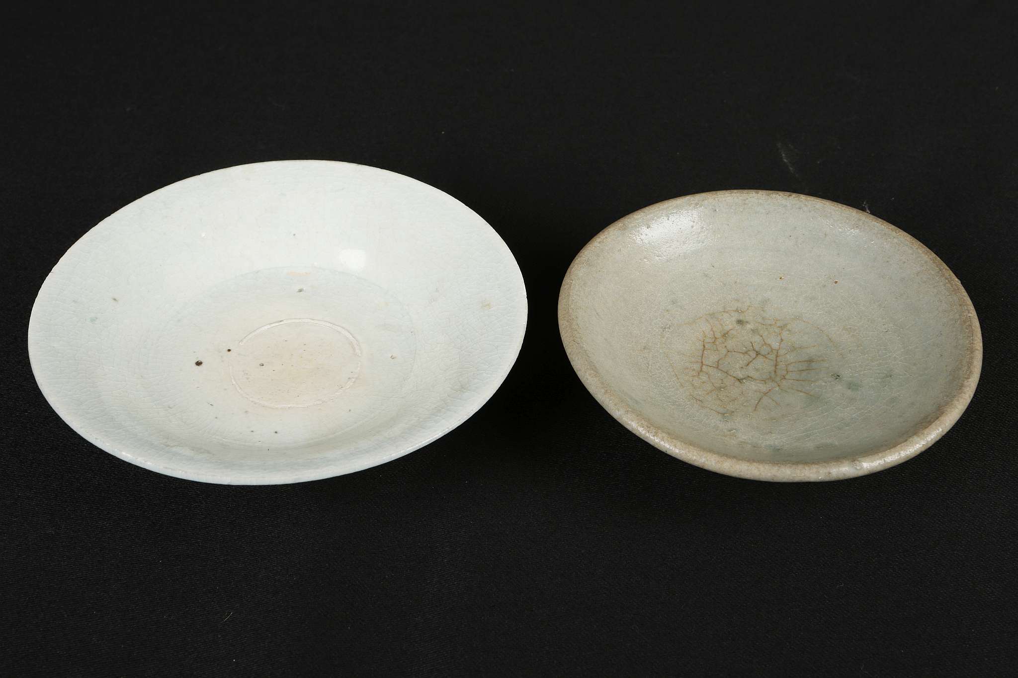 A CHINESE PALE CELADON BOWL TOGETHER WITH A QINGBAI BOWL. Song Dynasty. 12/14cm diameter. (2). 宋代 - Image 3 of 3