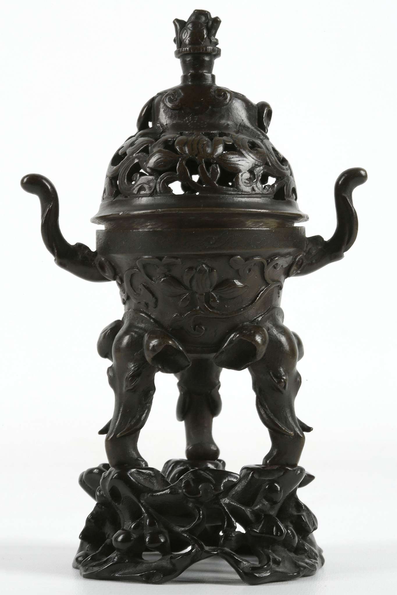 A CHINESE BRONZE ELEPHANT CENSER AND COVER.  Qing, 18th Century.  Cast with a pair of handles shaped - Image 4 of 10