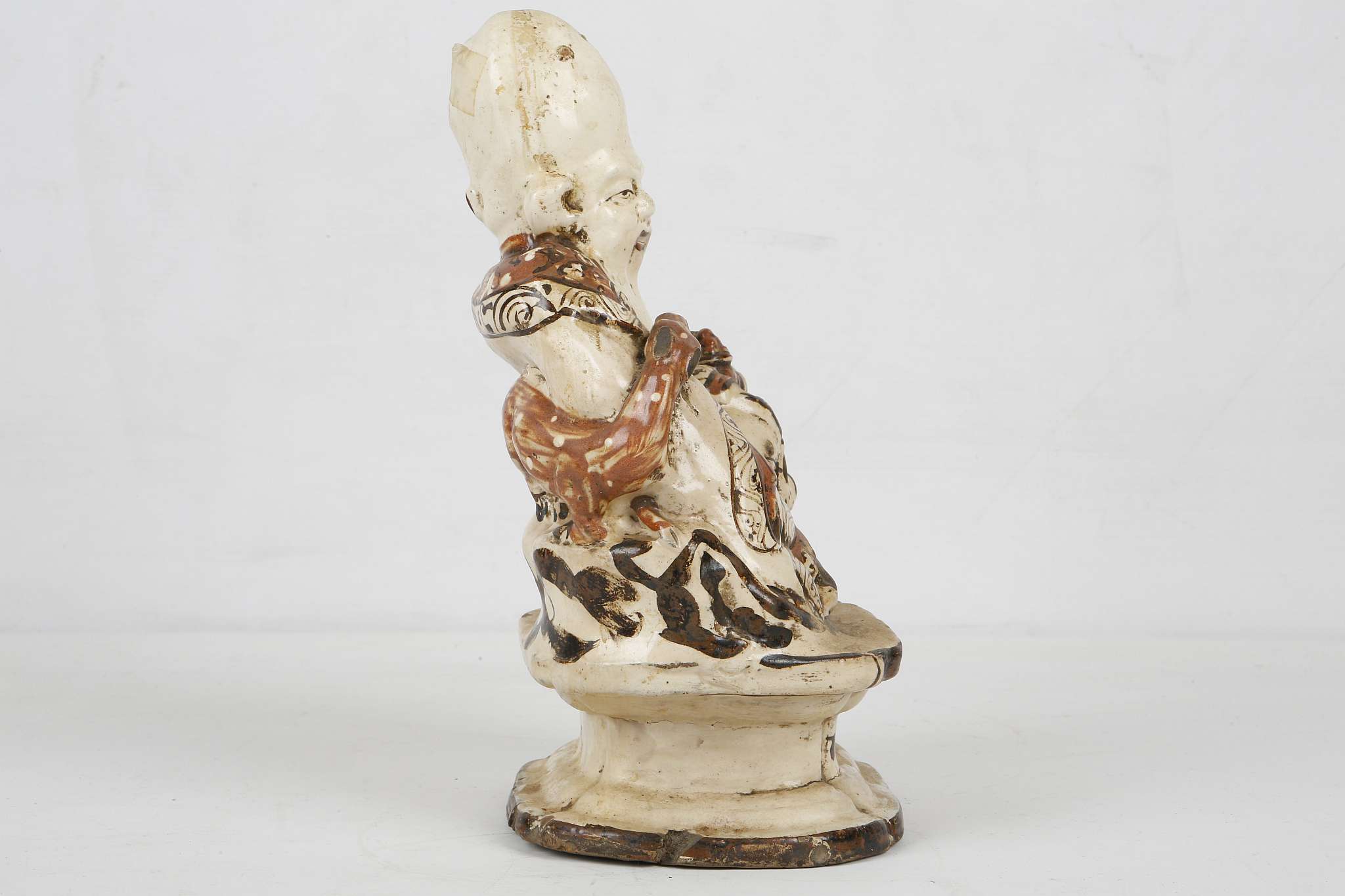 A CHINESE CIZHOU TYPE STONEWARE FIGURE OF SHOULAO. - Image 4 of 8