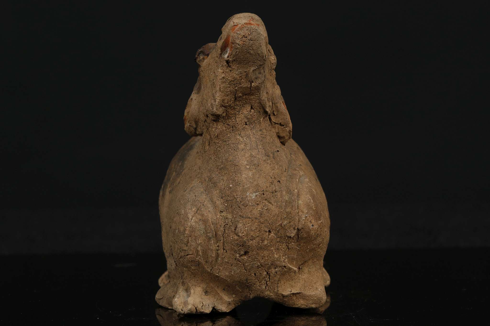 A PAINTED POTTERY OX. Yuan Dynasty. Modelled seated with the head turned up, pigment, 8cm H. 元代 陶雕水牛 - Image 5 of 7