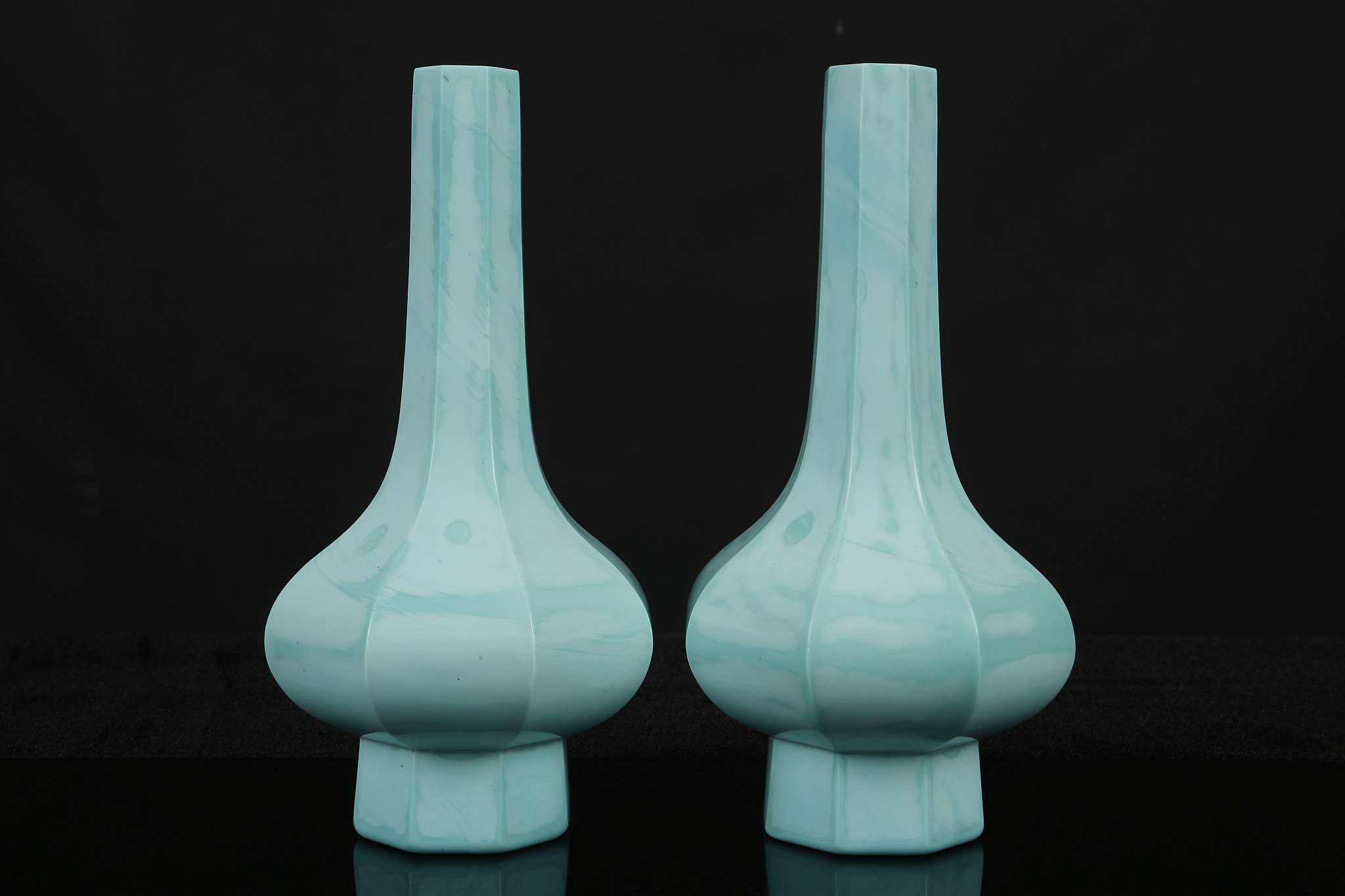 A PAIR OF LIME GREEN PEKING GLASS FACETTED BOTTLE VASES.  Qing Dynasty, 18th / 19th Century.  Of - Image 2 of 6