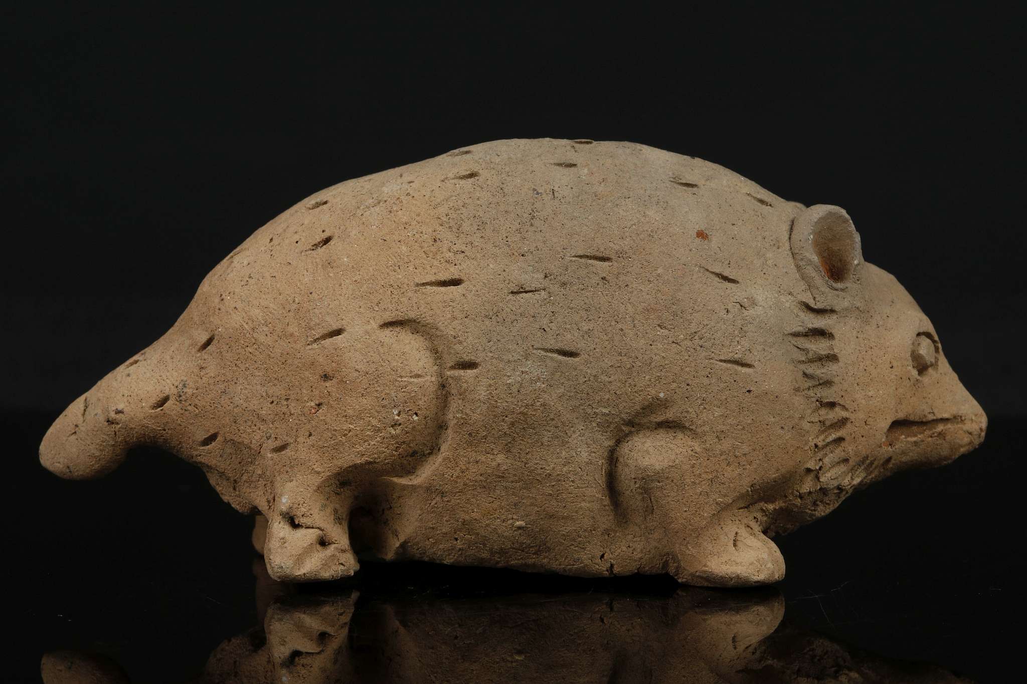 A PAINTED POTTERY RAT. Yuan Dynasty. Modelled crouching, with carved details and traces of - Image 2 of 7