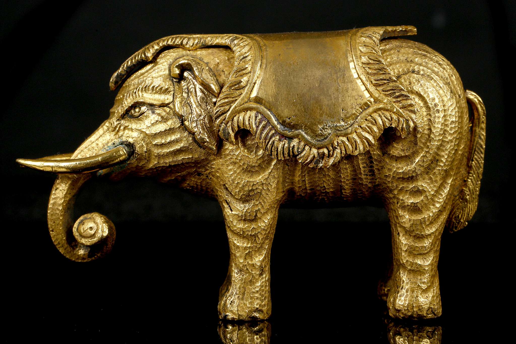 A CHINESE GILT BRONZE ELEPHANT PAPERWEIGHT.  Qing Dynasty, Qianlong era. Standing four-square with - Image 4 of 6