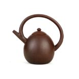 A CHINESE LOOP HANDLED YIXING TEAPOT AND COVER.  20th Century.  20cm H.  20世纪 宜兴紫砂提梁壶（蔡成荫制）