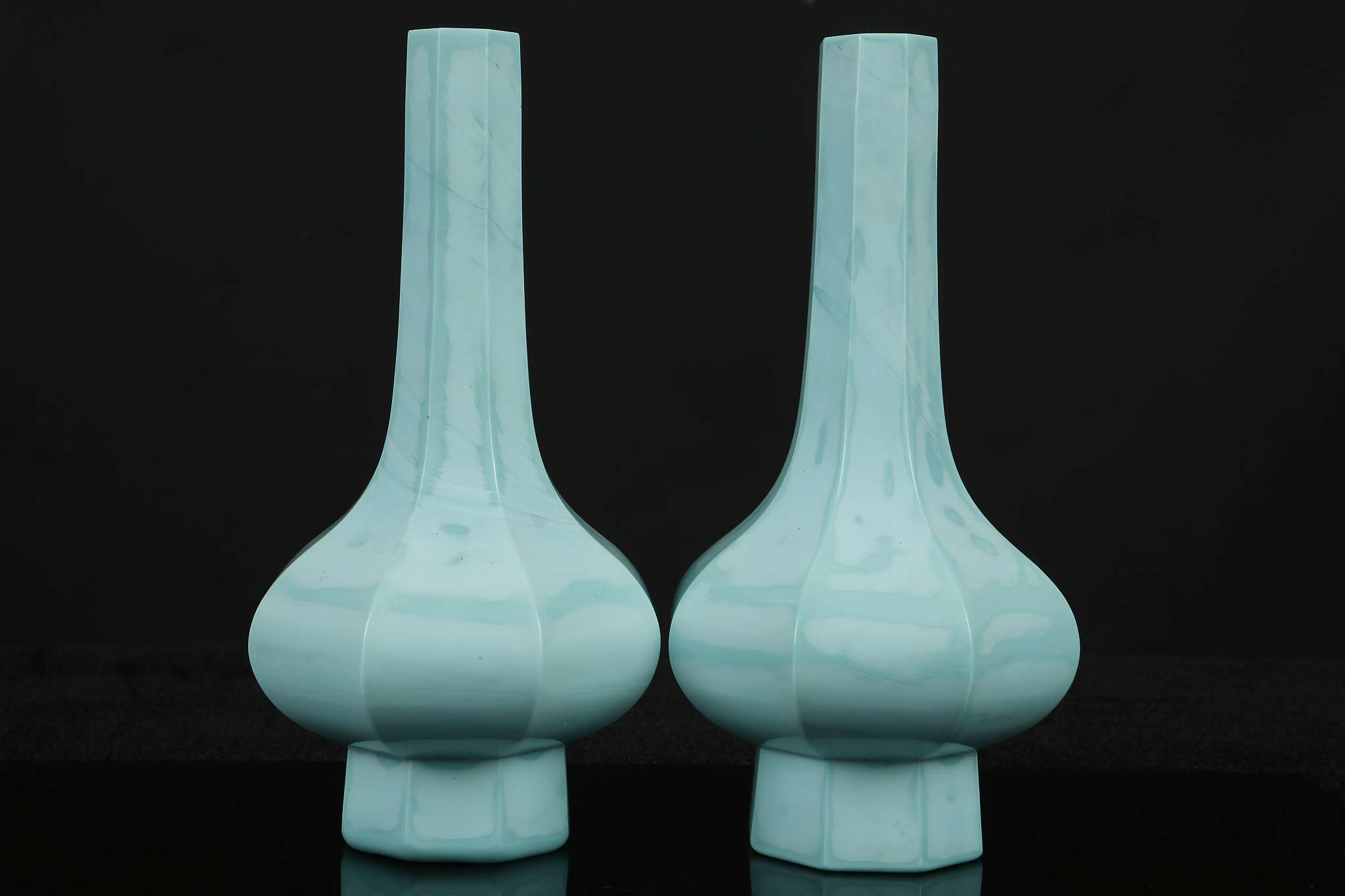 A PAIR OF LIME GREEN PEKING GLASS FACETTED BOTTLE VASES.  Qing Dynasty, 18th / 19th Century.  Of - Image 4 of 6