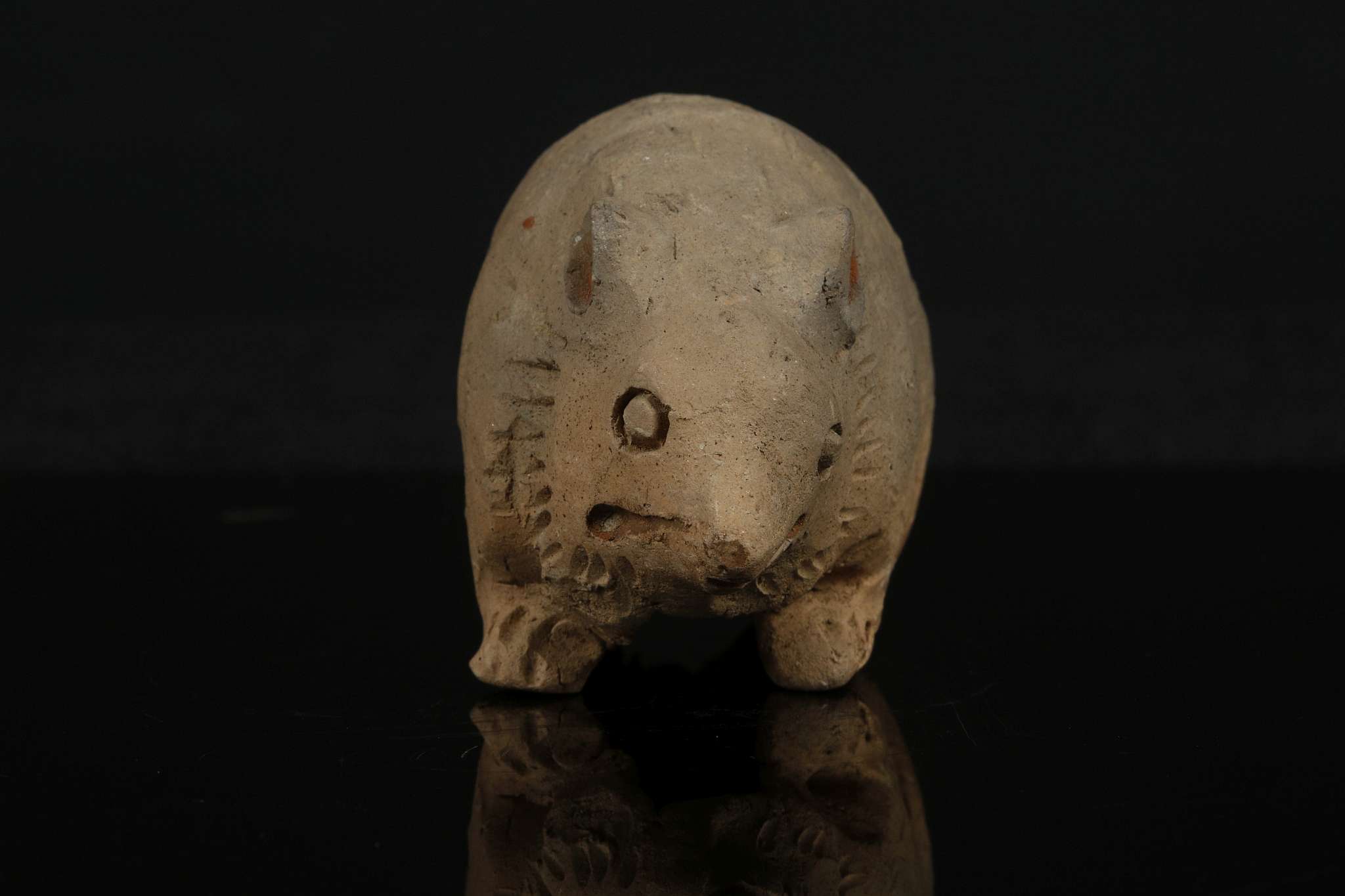 A PAINTED POTTERY RAT. Yuan Dynasty. Modelled crouching, with carved details and traces of - Image 5 of 7