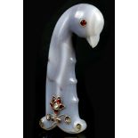 A MUGHAL STYLE CHALCEDONY HANDLE. 18th / 19th Century. The pommel in the form of a parrot's head