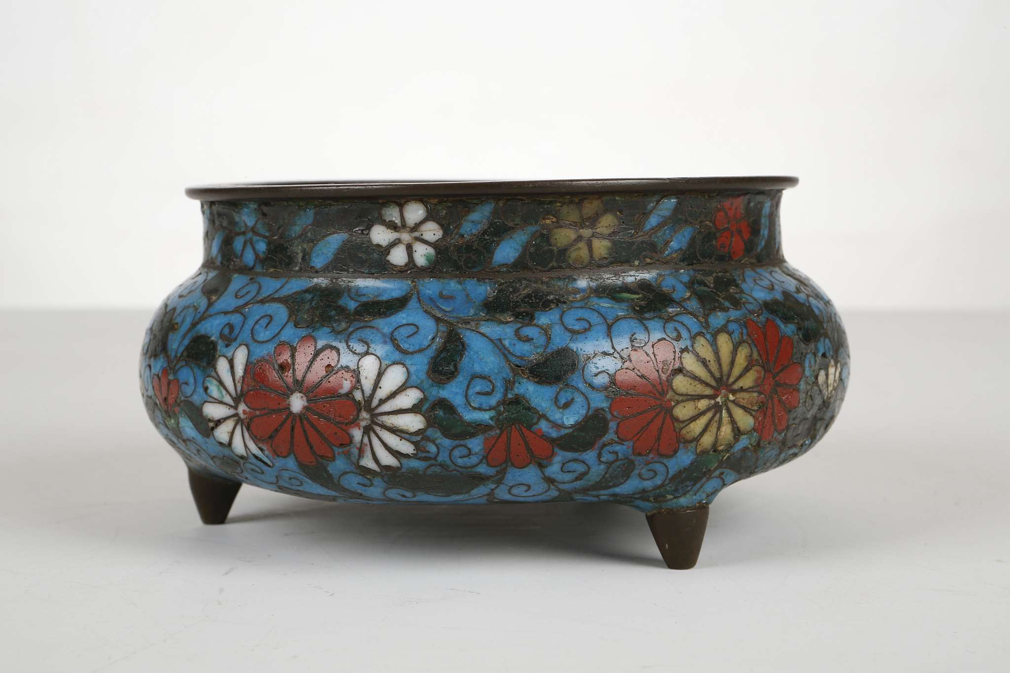 A CHINESE CLOISONNÉ ENAMEL TRIPOD CENSER. Mid to late Ming. With a compressed body and cylindrical - Image 4 of 6