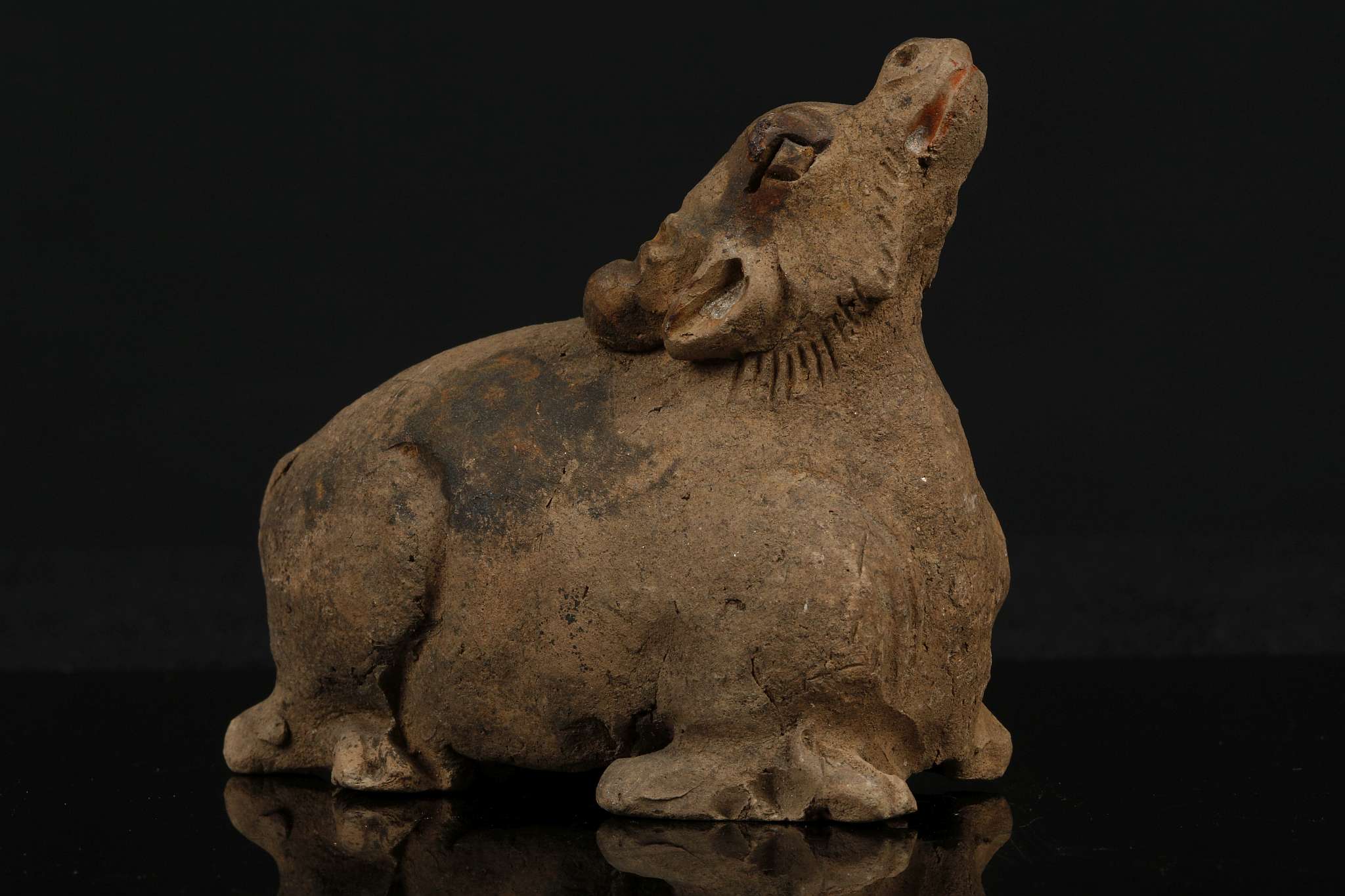 A PAINTED POTTERY OX. Yuan Dynasty. Modelled seated with the head turned up, pigment, 8cm H. 元代 陶雕水牛 - Image 2 of 7