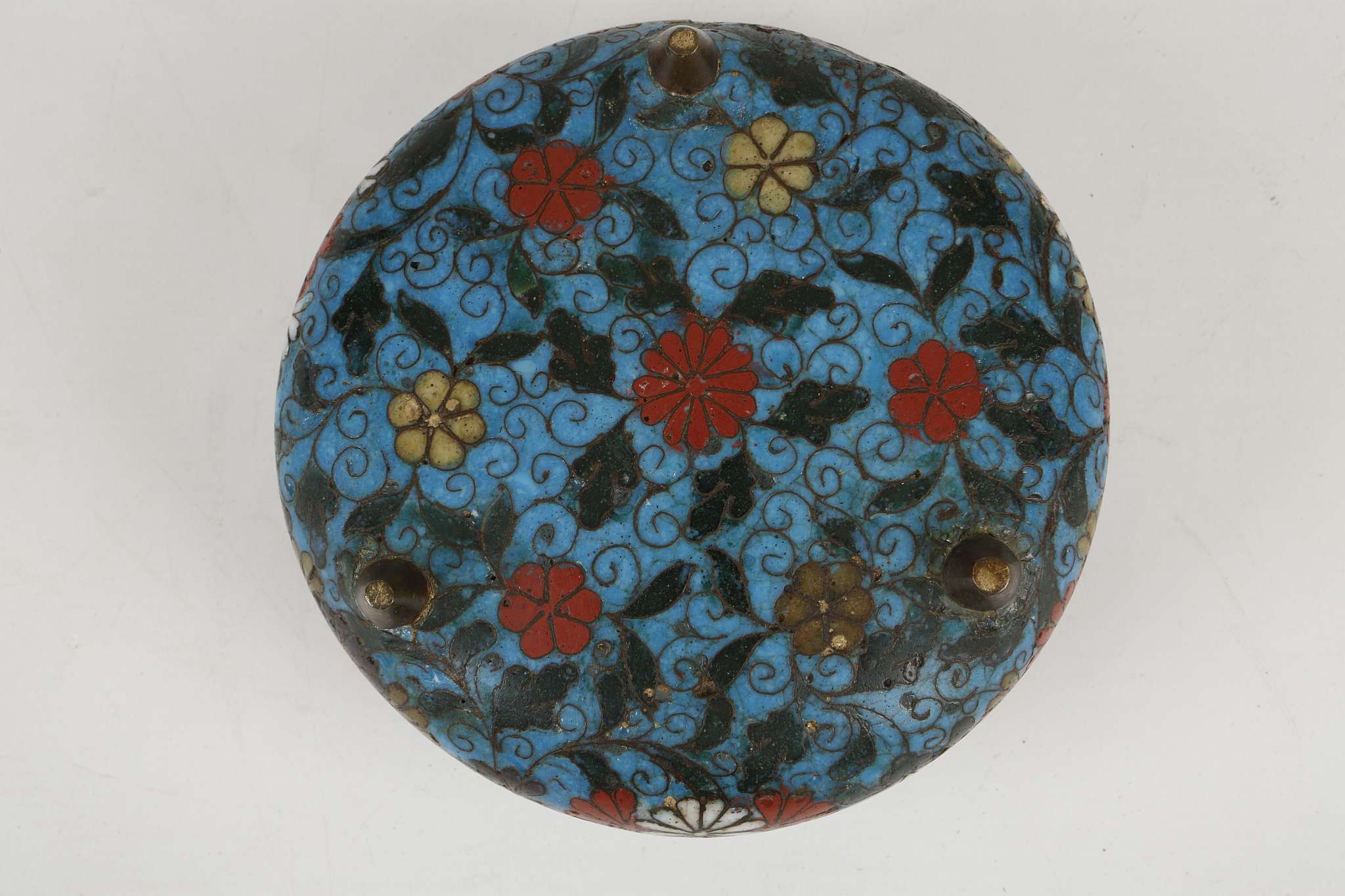 A CHINESE CLOISONNÉ ENAMEL TRIPOD CENSER. Mid to late Ming. With a compressed body and cylindrical - Image 6 of 6