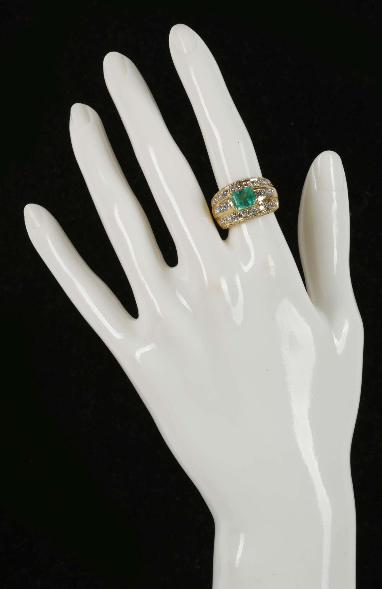 An emerald and diamond dress ring set in 18ct yellow gold - Image 2 of 2