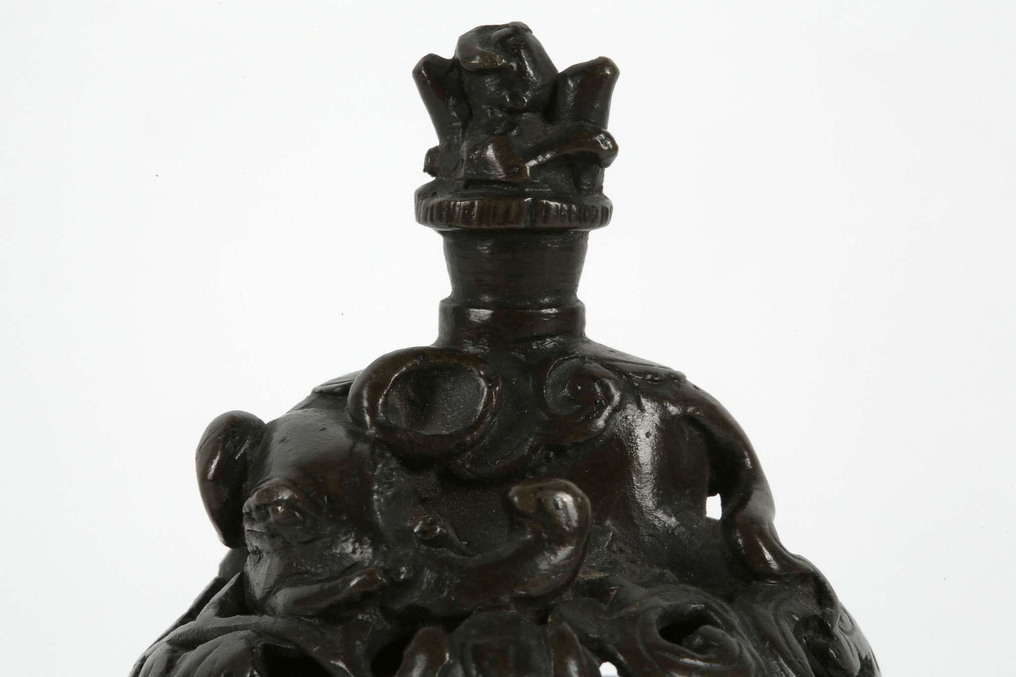 A CHINESE BRONZE ELEPHANT CENSER AND COVER.  Qing, 18th Century.  Cast with a pair of handles shaped - Image 7 of 10