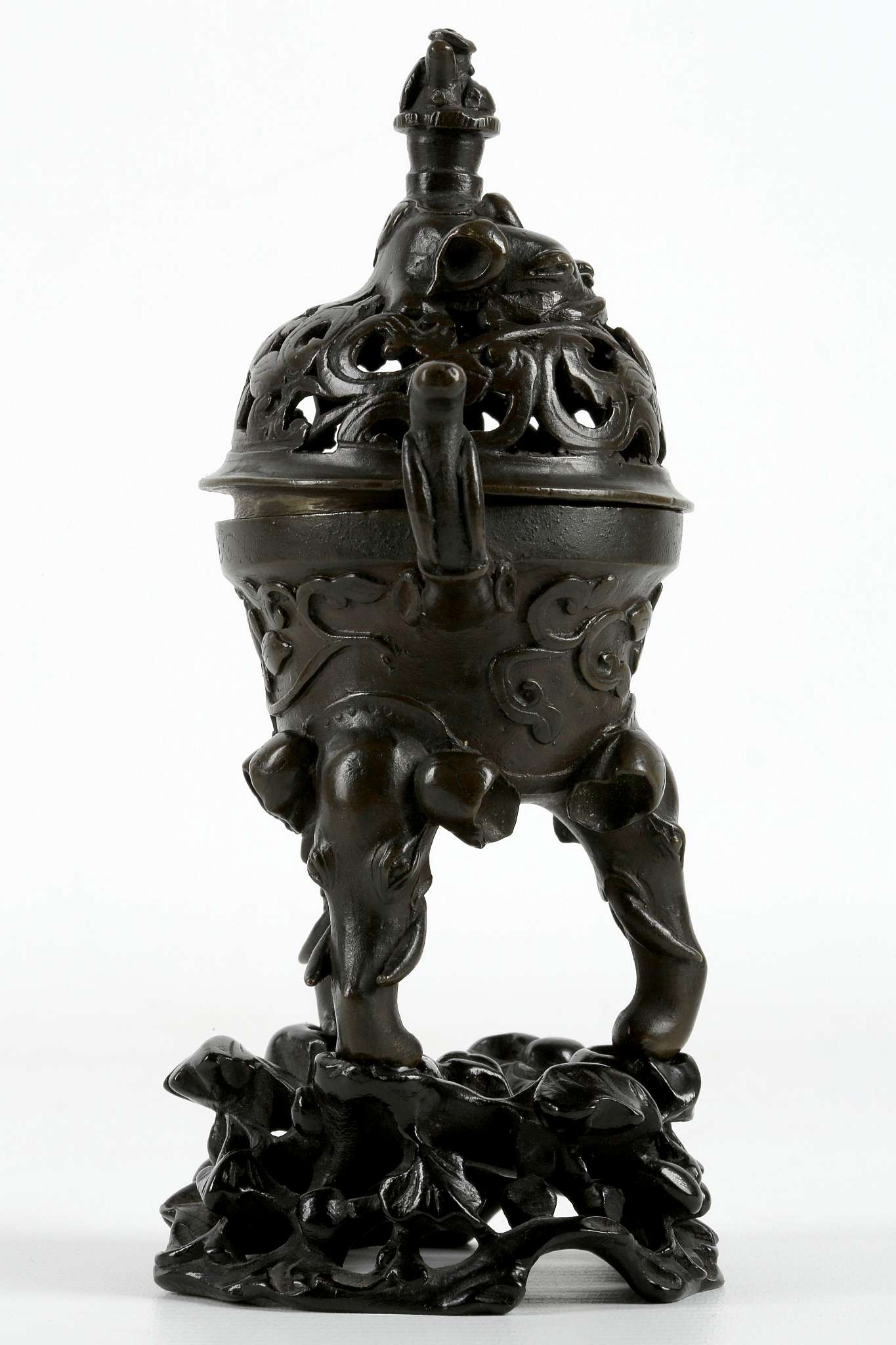 A CHINESE BRONZE ELEPHANT CENSER AND COVER.  Qing, 18th Century.  Cast with a pair of handles shaped - Image 5 of 10